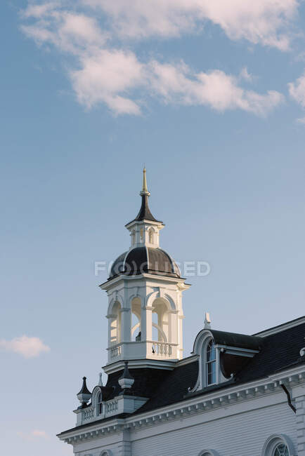 Historischer Glockenturm in Massachusetts, Neuengland in der Abendsonne. — Stockfoto