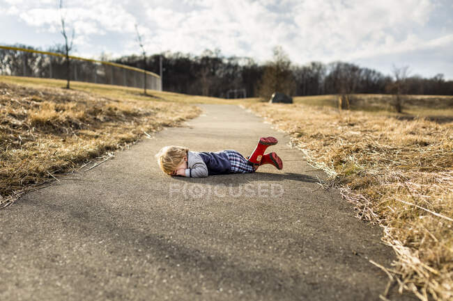 Bambino ragazzo avendo un capriccio su cammino percorso — Foto stock