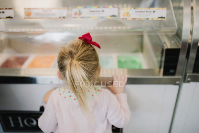 Girl looking for ice cream — Stock Photo