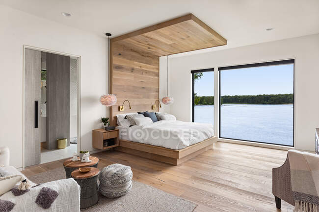 Chambre dans une nouvelle maison de luxe avec planchers de bois franc et vue magnifique — Photo de stock
