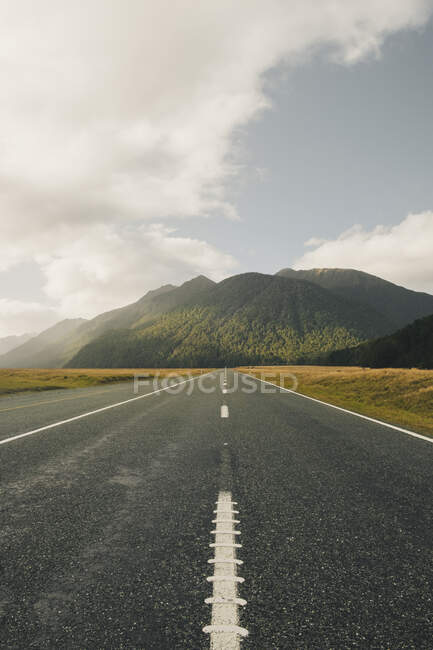 Road in between Te Anau and Milford Sound, Fiordland, New Zealand. — Stock Photo