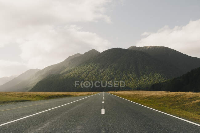 Дорога між Те Анау і Мілфорд-Саунд, Фіордленд, Нова Зеландія. — стокове фото