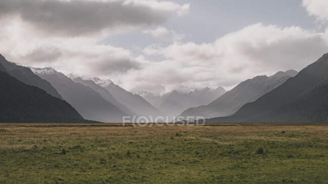 Montañas vistas desde la carretera a Milford Sound, Parque Nacional Fiordland, Nueva Zelanda - foto de stock