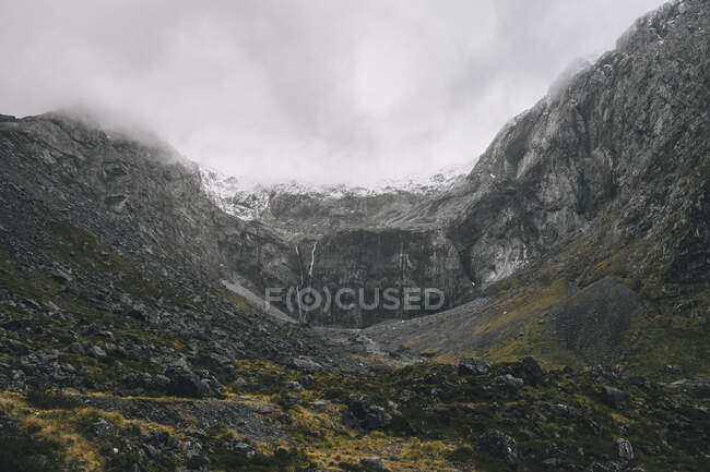 Tiefer Blick auf Wasserfälle am Milford Sound, neblig und regnerisch, Neuseeland — Stockfoto