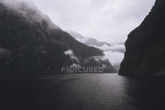 Vue panoramique sur les montagnes au son de Milford par temps brumeux, Nouvelle-Zélande — Photo de stock