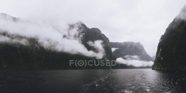 Vista panorâmica do fiorde Milford Sound durante o tempo nebuloso, Nova Zelândia — Fotografia de Stock