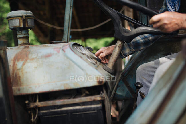 Vecchio agricoltore alla guida di un trattore primo piano. — Foto stock