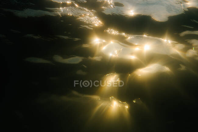 Vista subacquea di acqua di mare, sfondo strutturato — Foto stock