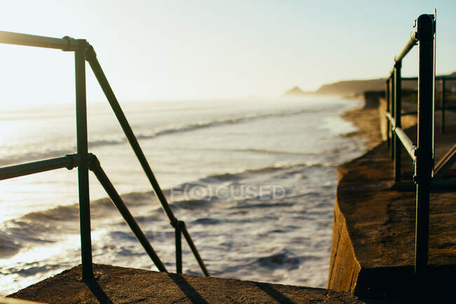 Muro de mar al atardecer marea alta - foto de stock