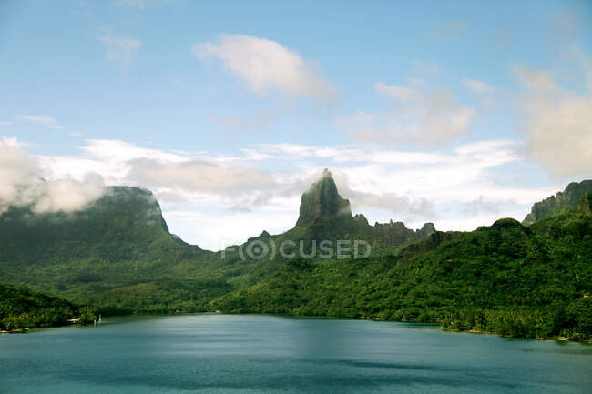 Vista sobre o mar, a ilha e céu nublado — Fotografia de Stock