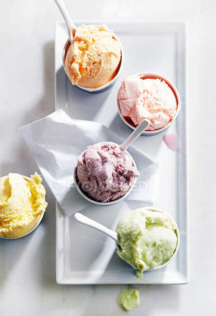 Copos de sorvete no fundo branco — Fotografia de Stock