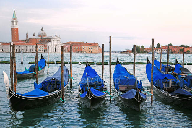 Гондолы, припаркованные на каналах в Венеции — стоковое фото