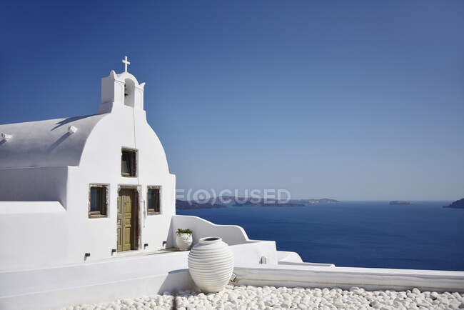 Igreja de Santorini Grécia com vista para o mar — Fotografia de Stock