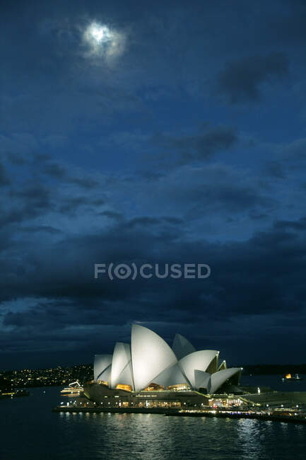 Sydney Opera House mit dem Mond darüber — Stockfoto