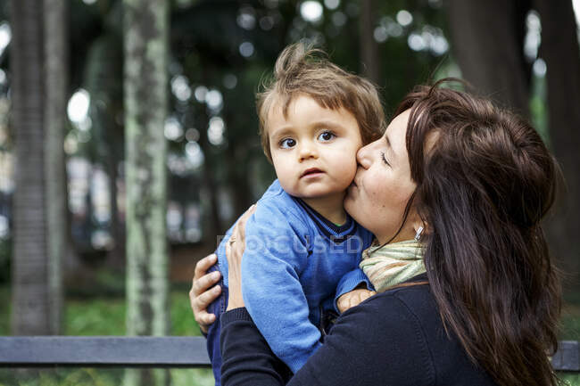 Мати і маленький хлопчик, що качається в парку — стокове фото