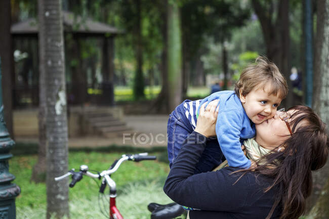 Мать и маленький мальчик обнимаются в парке — стоковое фото