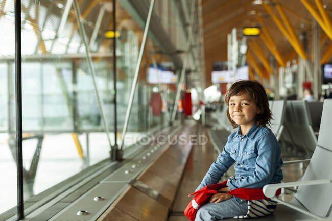 Menino feliz na Espanha assento do aeroporto — Fotografia de Stock