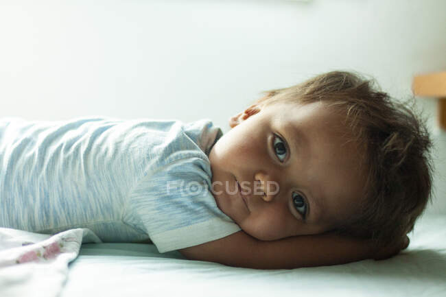 Bambino sdraiato per un pisolino — Foto stock