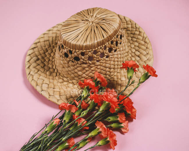 Соломенная шляпа с цветами, концепция летнего отдыха. — стоковое фото