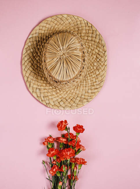 Cappello di paglia con fiori, concetto vacanze estive. — Foto stock