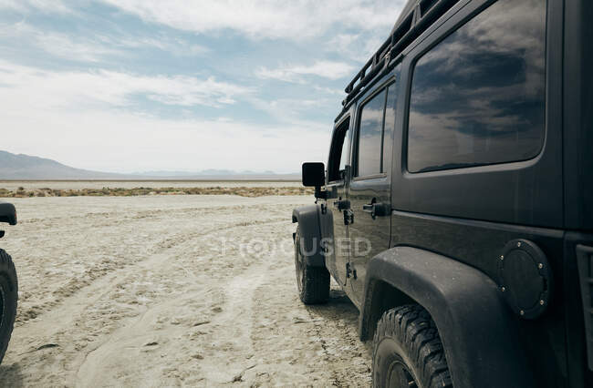 Carro off-roading no deserto da Califórnia. — Fotografia de Stock