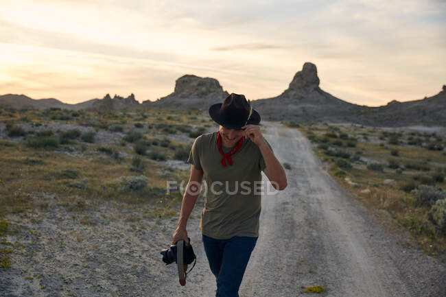 Giovane uomo escursioni al crepuscolo nel deserto. — Foto stock
