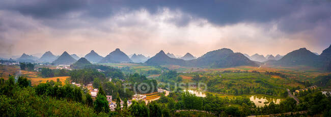 Doble Brreast montañas de Wanfenglin Hill Peaks en Guizhou, China - foto de stock