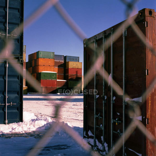 Container, die im Winter hinter Zaun gestapelt werden, Montreal, Quebec, Kanada, 2020 — Stockfoto