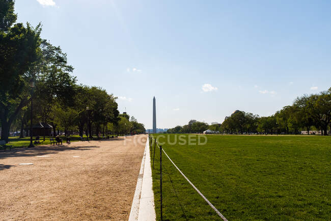Вид на пам'ятник Вашингтону і порожній національний торговий центр — стокове фото
