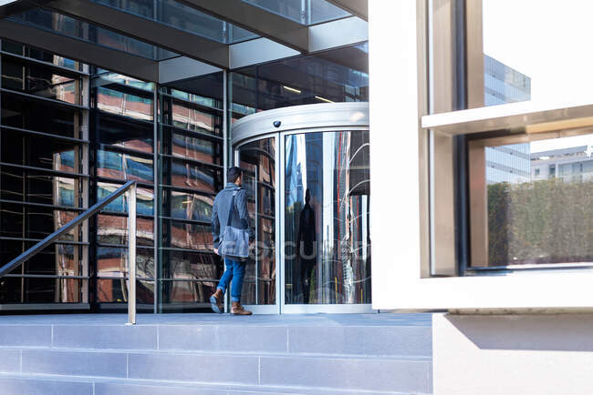 Junge Führungskräfte betreten ein Bürogebäude — Stockfoto