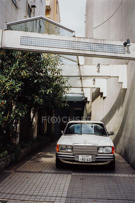 Припаркованный автомобиль на подъездной дорожке у японского дома — стоковое фото