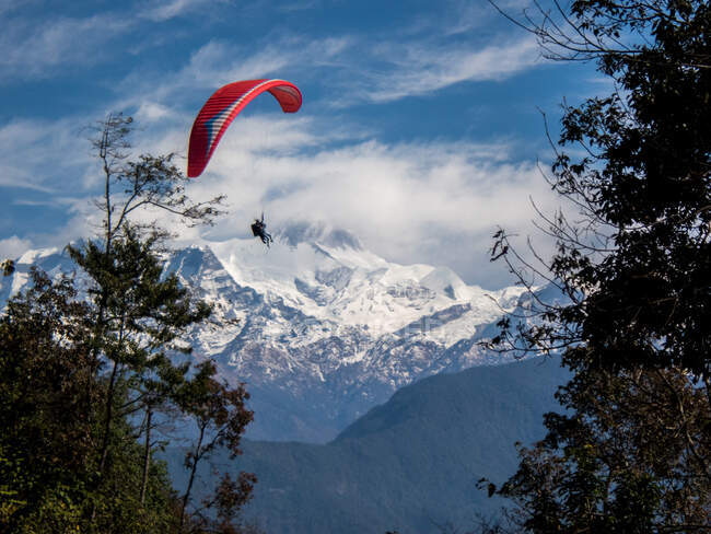 Parapente Tandem sobre Himalaya, Pokhara Nepal - foto de stock