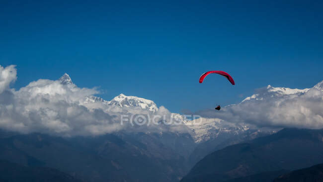 Gleitschirmflug über dem Himalaya in Wolken, Pokhara Nepal — Stockfoto
