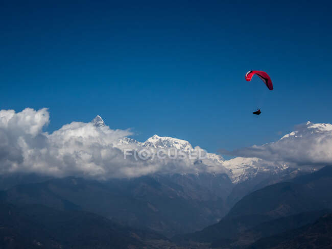 Parapente sobre Himalaias em Nuvens, Pokhara Nepal — Fotografia de Stock