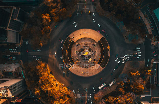 Vista desde el dron de las calles y casas de la metrópoli en la Ciudad de México al atardecer - foto de stock
