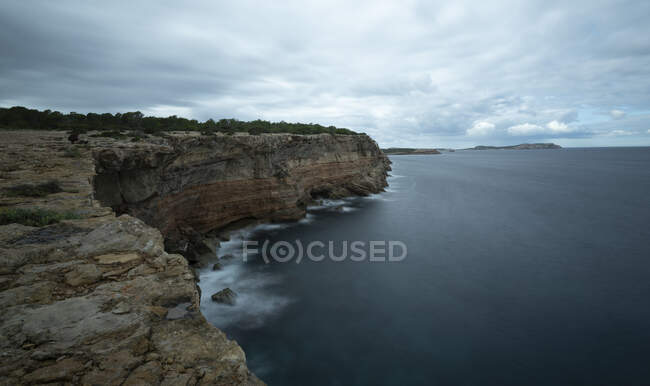 Bela vista do mar, costa rochosa — Fotografia de Stock