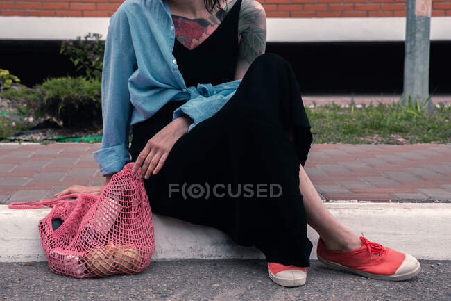 Zwei junge Frauen mit Einkaufstüten in der morgendlichen Stadt — Stockfoto