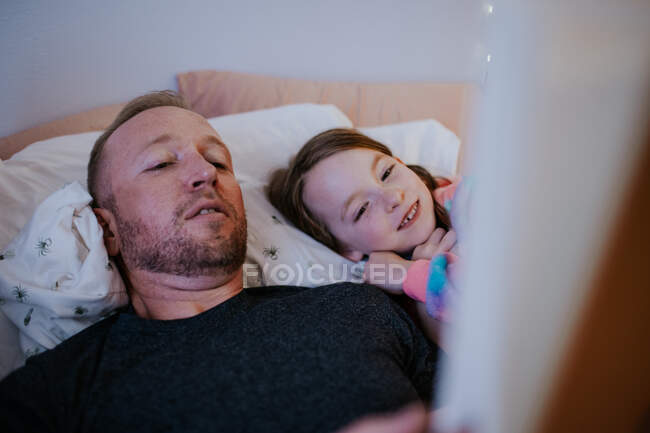 Close up de pai lendo para feliz jovem filha — Fotografia de Stock