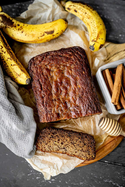 Hausgemachtes Bananenbrot mit Gewürzen. Gesunde Ernährung. — Stockfoto
