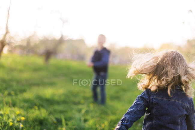 Duas crianças em um passeio em um pomar. — Fotografia de Stock