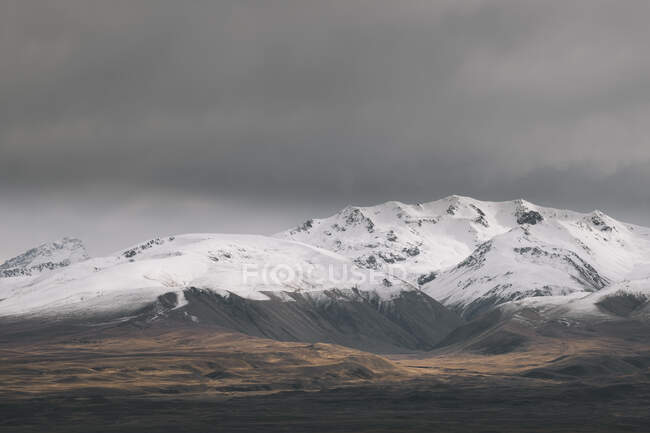 Robusto montanhas alpinas com picos cobertos de neve South Island Nova Zelândia — Fotografia de Stock