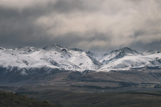 Жорсткі альпійські гори з засніженими вершинами Південної Зеландії. — стокове фото