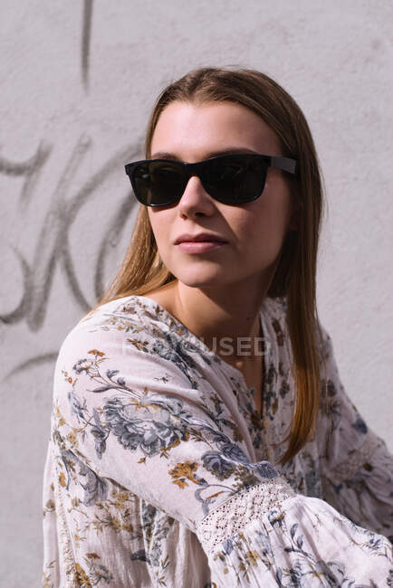 Retrato en el sol de una joven rubia caucásica - foto de stock