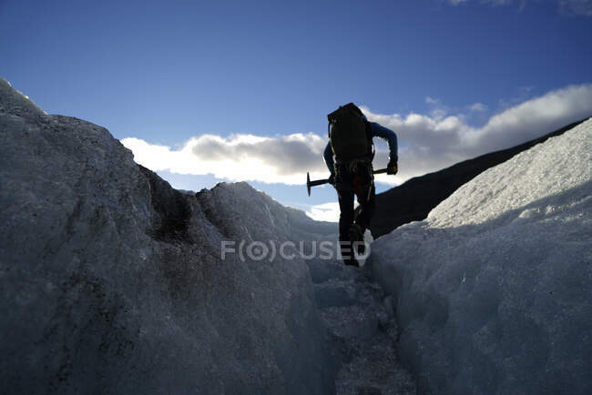 Гірський гід на льодовику в Скафтафеллі — стокове фото