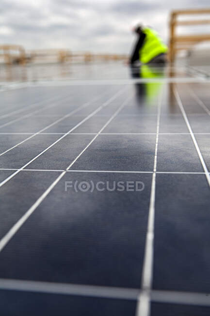 Комерційні сонячні панелі інсталяції на даху — стокове фото