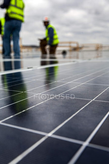 Комерційні сонячні панелі інсталяції на даху — стокове фото