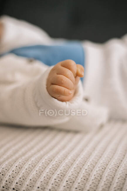 Primer plano de la pequeña mano del bebé - foto de stock