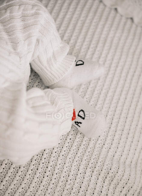 Close up of newborn baby feet in socks — Stock Photo