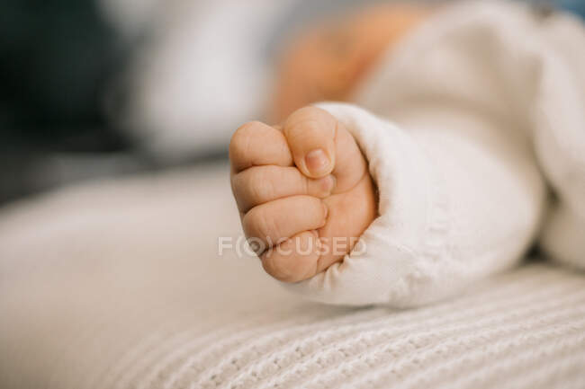 Fechar a mão do bebê em um punho — Fotografia de Stock
