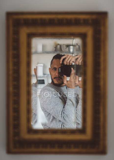 Ritratto di un fotografo ispanico, cornice. Selfie. — Foto stock